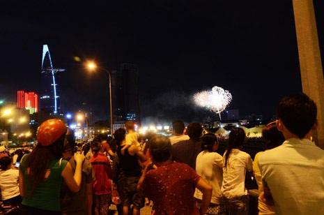 Người dân chiêm ngưỡng pháo hoa tại đầu hầm Thủ Thiêm