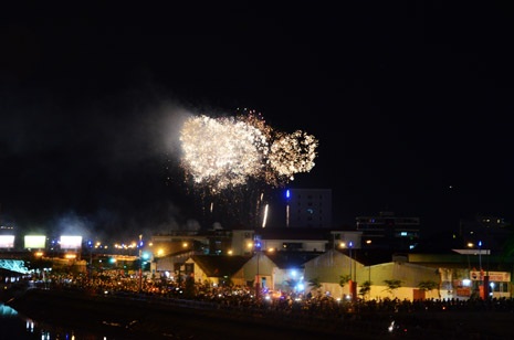 Pháo hoa bừng sáng trên bầu trời