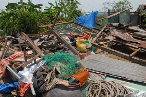 Cảnh tan hoang tại xã
