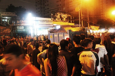 Hàng trăm người dân hiếu kỳ vây quanh nơi xảy ra tai nạn