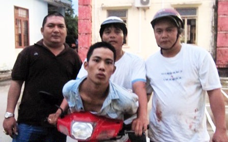 Tên “đạo chích” trộm xe máy trong nhà một công an viên bị các “hiệp sĩ” tóm gọn