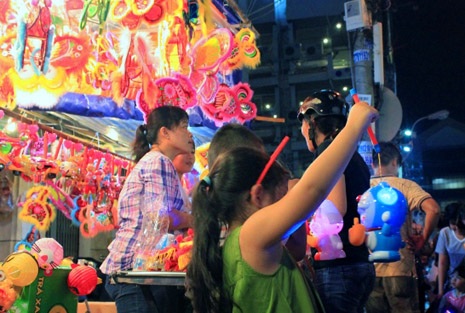 Người tiêu dùng "quay lưng" với lồng đèn Trung Quốc - 2 Nhiều loại lồng đèn made in VN được người tiêu dùng lựa chọn