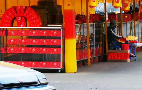 Bát nháo thị trường bánh trung thu - 1 Khó có thể phân biệt chất lượng bánh trung thu bán trên vỉa hè tại TP.HCM