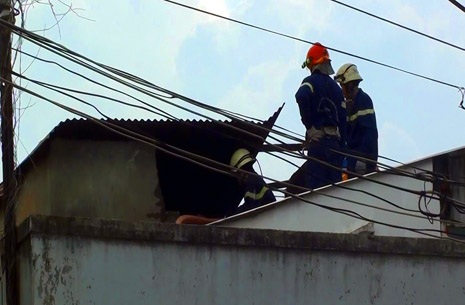 Nhà 2 tầng bốc cháy, cả khu dân cư náo loạn - 2 Lính cứu hỏa tiếp cận hiện trường dập lửa