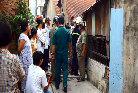 Nhà 2 tầng bốc cháy, cả khu dân cư náo loạn - 1 Vụ hỏa hoạn xảy ra trong khu dân cư khiến nhiều người hốt hoảng