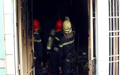 Nhà 2 tầng bốc cháy, cả khu dân cư náo loạn - 3 Lính cứu hỏa tiếp cận hiện trường dập lửa