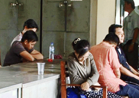 Triệt phá sòng bạc sát phạt suốt đêm giữa khu dân cư - 1 Các con bạc bị bắt giữ đưa về trụ sở công an