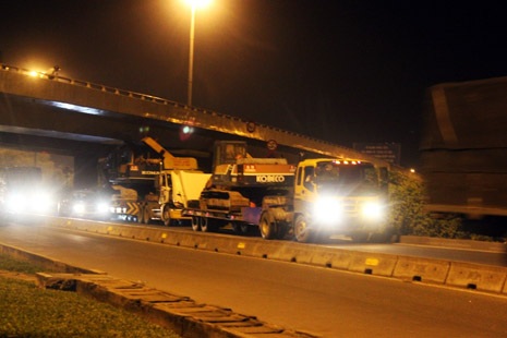 Xe quá khổ lại “đội” cầu vượt - 2 Chợ quá khổ nên cần xe cuốc đã vướng vào gầm cầu vượt