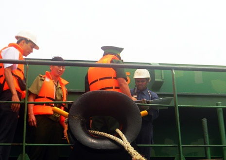 “Chân dung” tàu nước ngoài đâm gãy đôi tàu cá Việt Nam - 13 Đến trưa 18/9, cơ quan điều tra vẫn đang lấy lời khai thuyền viên trên tàu