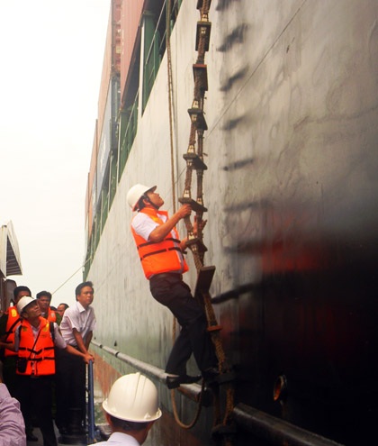 “Chân dung” tàu nước ngoài đâm gãy đôi tàu cá Việt Nam - 11 Lực lượng chức năng leo lên tàu