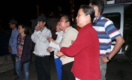Vụ tàu cá bị đâm chìm: Thi thể nạn nhân đầu tiên được đưa vào bờ - 1 Ngóng chờ nhận xác người thân