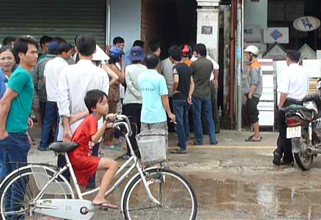Hai chị em gái bị kẻ “cuồng yêu” sát hại trong nhà trọ - 1 Người dân tập trung trước cổng khu nhà trọ xảy ra vụ án