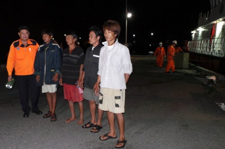 Vụ tàu cá bị đâm chìm: Thi thể nạn nhân đầu tiên được đưa vào bờ - 4 4 thuyền viên may mắn sống sót được đưa vào Trung tâm III
