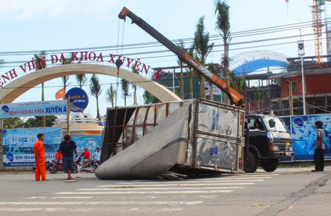 Hiện trường vụ xe tải “đua tốc độ” lật nghiêng xuống đường