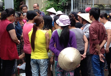 Người dân lo hậu sự cho bé trai xấu số