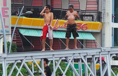 Những hình ảnh làm thót tim người đi đường.