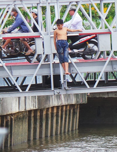 Những hình ảnh làm thót tim người đi đường.