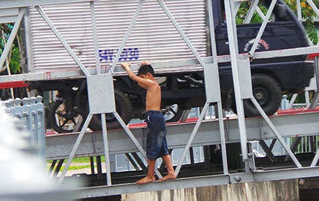 Những hình ảnh làm thót tim người đi đường.