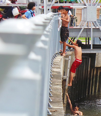 Những hình ảnh làm thót tim người đi đường.