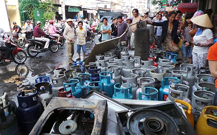 Rất nhiều bình gas lớn nhỏ được đưa ra ngoài trước khi ngọn lửa trùm đến