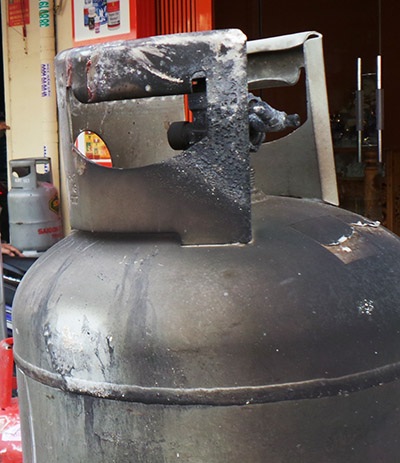 Những bình gas bị nung cháy đen