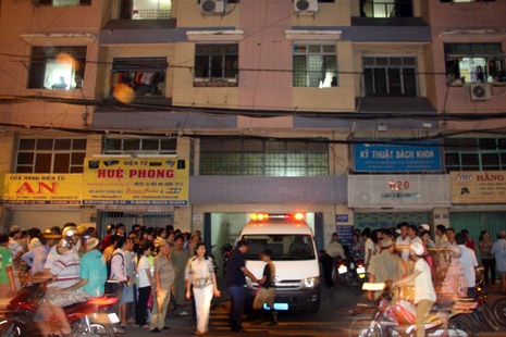 Án mạng kinh hoàng trong chung cư - 3 Xe cứu thương chuyển thi thể thiếu nữ ra khỏi hiện trường
