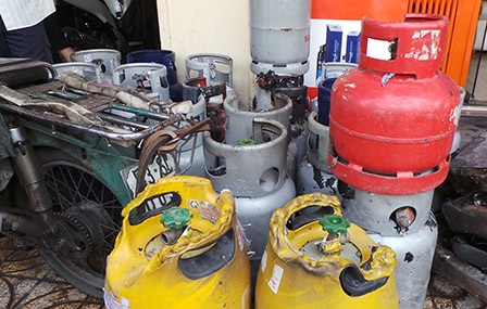 Nổ tại đại lý gas, 3 người bị thương - 3 Hàng trăm bình gas được đưa ra ngoài kịp thời