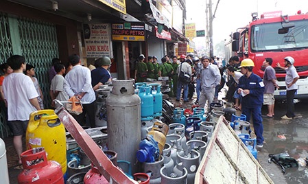 Nổ tại đại lý gas, 3 người bị thương - 2 Hiện trường vụ nổ tại đại lý gas sáng 25/10