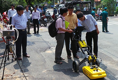 Vụ cháy nổ "kỳ lạ" trên đường có thể do khí mê tan - 3 Máy radar xuyên đất Georada dò tìm kim loại và xác định cấu trúc lòng đất xung quanh miệng hố