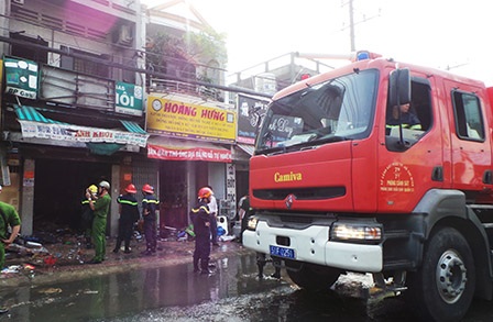 Nổ tại đại lý gas, 3 người bị thương - 1 Hiện trường vụ nổ tại đại lý gas sáng 25/10