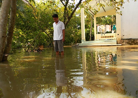 Hàng trăm hộ dân vẫn chịu cảnh bì bõm dưới nước do triều cường dâng cao