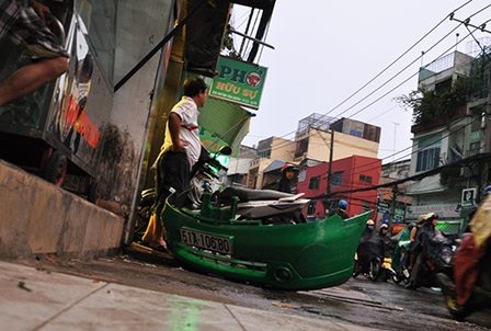 Một phần của xe taxi văng ra