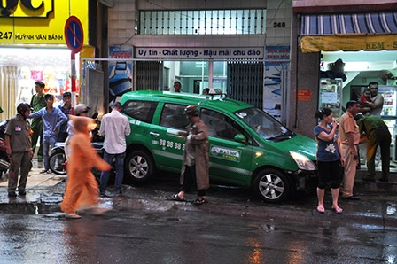 Hiện trường vụ tài xế taxi bị đánh gục dẫn đến vụ tai nạn liên hoàn
