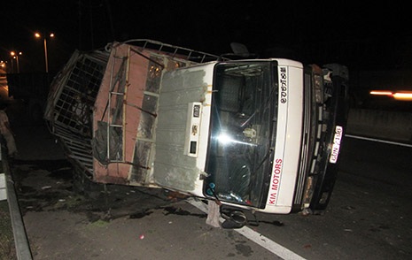 Hiện trường vụ xe tải lật trên đường dẫn cao tốc tối 30/9