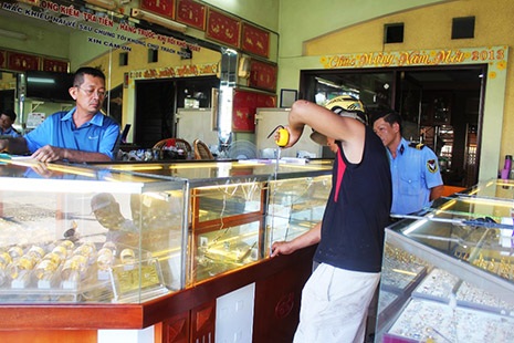 Chủ tiệm vàng đang thuê người sửa lại tủ kính