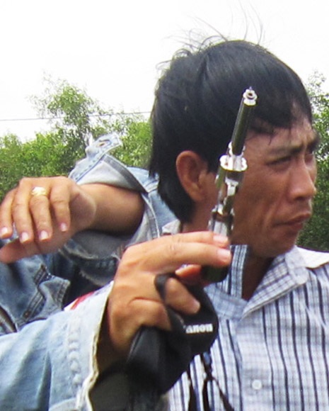 Khẩu súng (chưa rõ chủng loại) bọn trộm thủ theo trong người