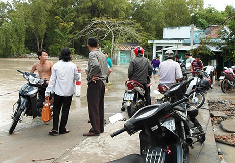 Ngập lịch sử, hàng trăm hộ dân tháo chạy trong đêm - 7 Hàng ngàn người dân phải sơ tán khẩn cấp