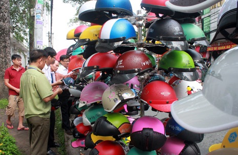 Mũ bảo hiểm “rởm” lại lộng hành trên phố - 3 Hầu hết các điểm bị kiểm tra đều mắc hàng loạt sai phạm