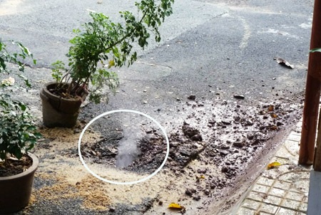 Sau khi lửa tắt, miếng hố vẫn còn bốc khói