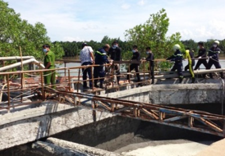 Vụ công ty Hào Dương “bức tử” môi trường: Nhẹ tay nên “nhờn thuốc”? - 3 Một góc hồ chứa nước thải của công ty Hào Dương