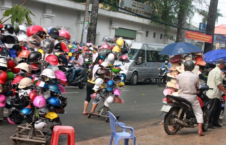 Mũ bảo hiểm “rởm” lại lộng hành trên phố - 1 Khi thấy Đoàn kiểm tra xuất hiện, nhiều người bán MBH rởm vội vã bỏ chạy