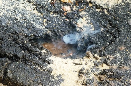 Sau khi lửa tắt, miếng hố vẫn còn bốc khói