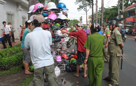 Mũ bảo hiểm “rởm” lại lộng hành trên phố - 2 Công an địa phương cùng xuống phố kiểm tra MBH