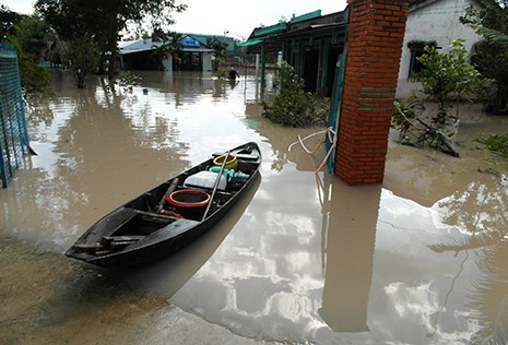 Ngập lịch sử, hàng trăm hộ dân tháo chạy trong đêm - 5 Nước ngập khắp nơi