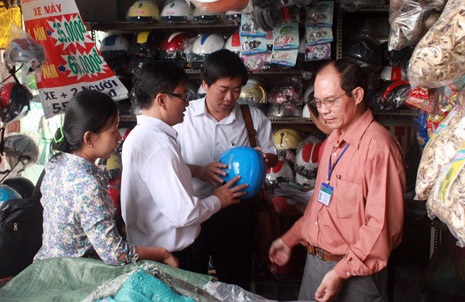 Mũ bảo hiểm “rởm” lại lộng hành trên phố - 4 Để chấn chỉnh tình trạng MBH rởm lộng hành cần sự phối hợp đồng bị từ nhiều lực lượng chức năng