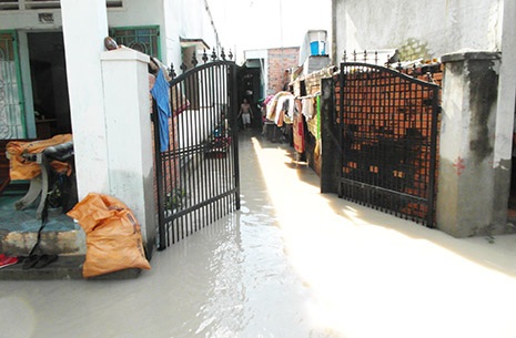 Ngập lịch sử, hàng trăm hộ dân tháo chạy trong đêm - 4 Nước ngập khắp nơi