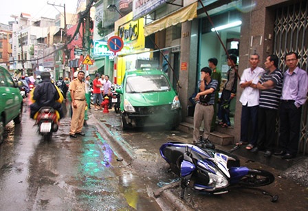 Tài xế bị đánh gục trên vô lăng, taxi “đại náo” trên phố - 5 Chiếc taxi chạy lùi tông vào 2 ô tô và nhiều xe máy