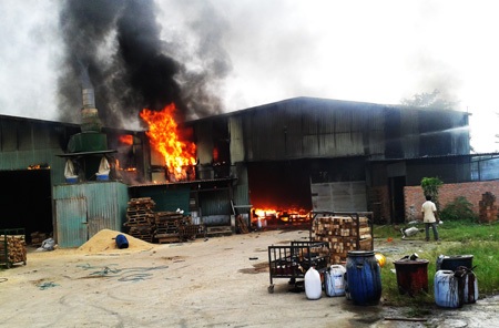 "Bà hỏa" thiêu rụi xưởng gỗ lớn - 1 Lửa bốc cháy dữ dội bên trong nhà xưởng