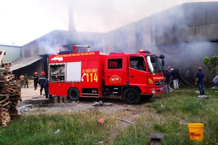 "Bà hỏa" thiêu rụi xưởng gỗ lớn - 2 Lính cứu hoả tiếp cận hiện trường