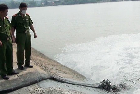 Hé lộ "Vedan thứ hai" ngay giữa lòng TP.HCM - 2 Một đường ống xả chất thải chưa qua xử lý ra sông Đồng Điền của công ty Hào Dương
